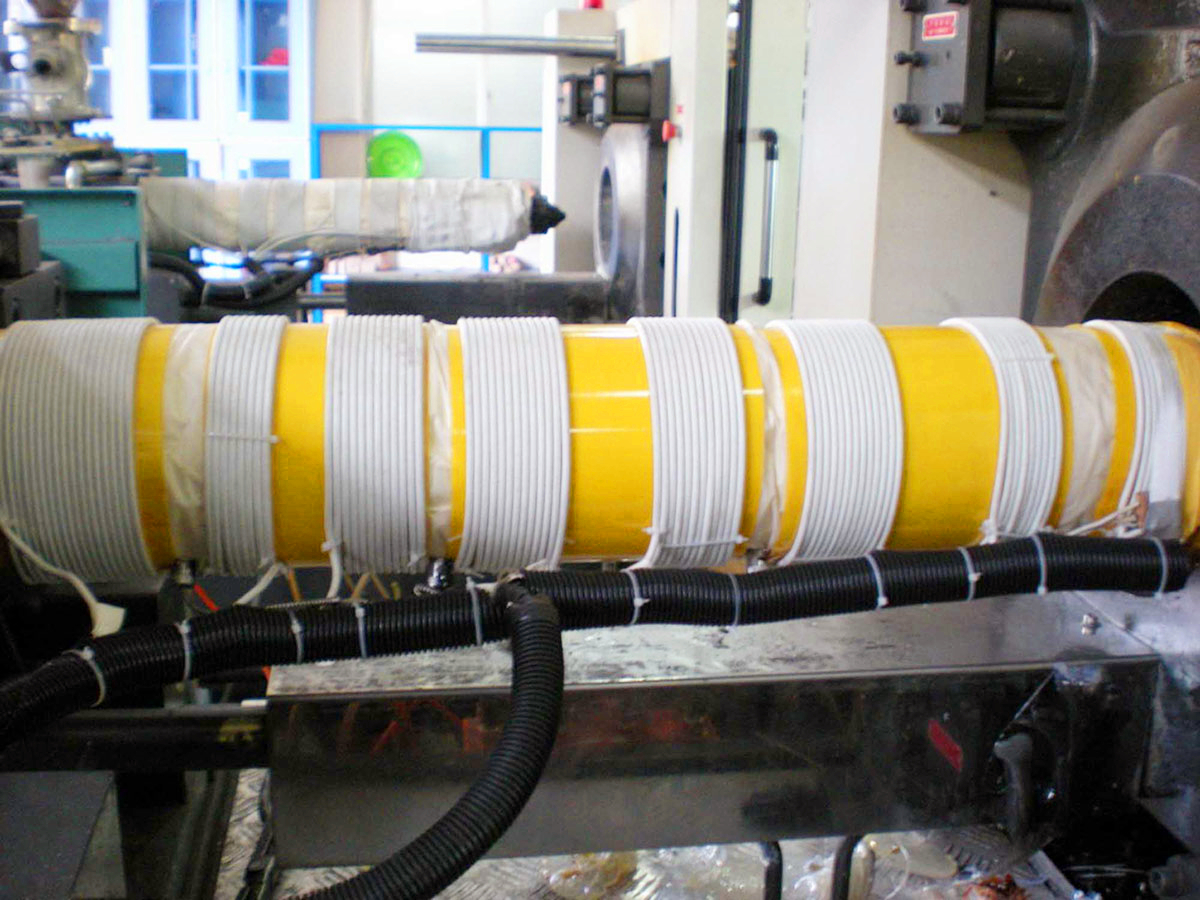 注塑機節(jié)能改造安裝現(xiàn)場